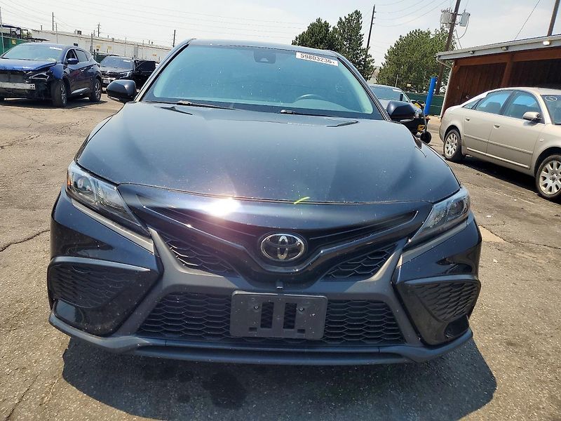 Toyota Camry (2024) SE - fotka 5 z 11