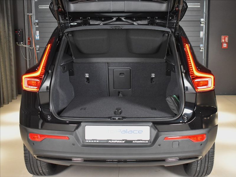 Volvo XC40 (2026) 2,0 B4  Plus Black Edition - fotka 6 z 25