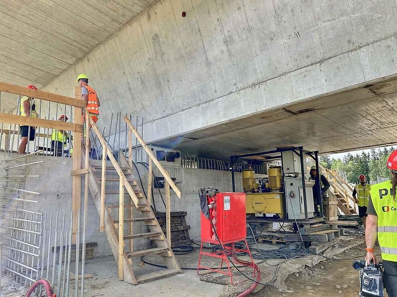 Začal výsuv mostní konstrukce dálniční estakády před silnici I/35 u Opatovce na Svitavsku.