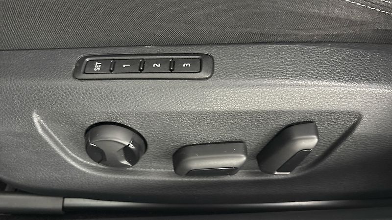 Škoda Superb 2.0 TDI DSG 4x4 Style Combi - fotka 22 z 32