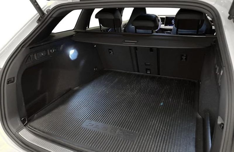 Volkswagen Passat Variant 2.0 TDI 4M R-Line Masáž Tažné - fotka 9 z 14