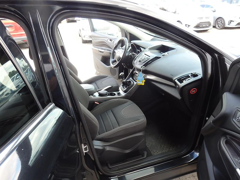Ford Kuga 2.0 TDCI 103 kW NAVIGACE - fotka 10 z 18