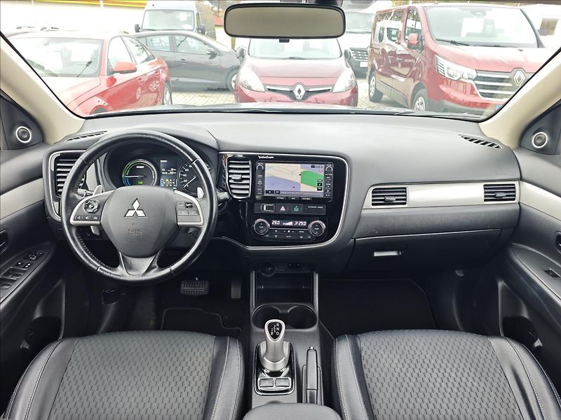 Mitsubishi Outlander 2,0 Plug-in HYBRID  4x4 INTENS - fotka 15 z 22