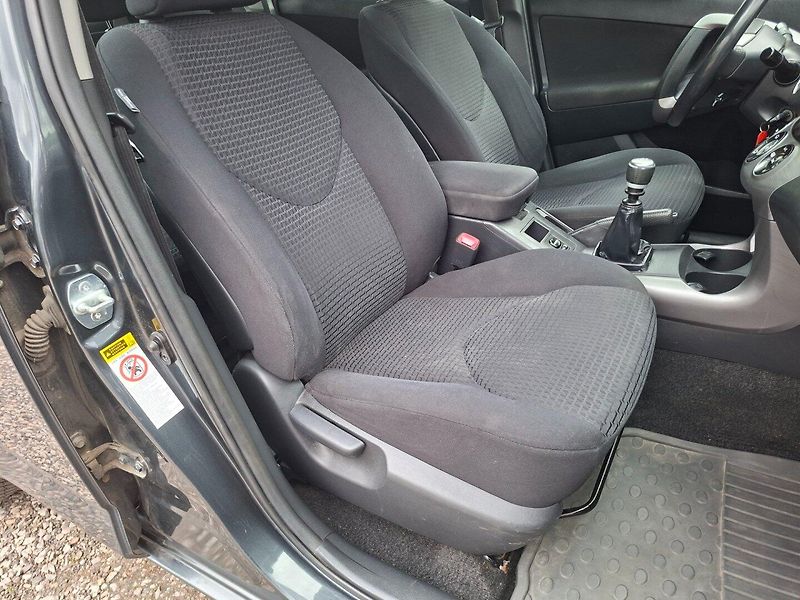 Toyota RAV4 (2007) 2.2 D-CAT 130kW 4X4 -TAŽ.ZAŘ. - fotka 22 z 35