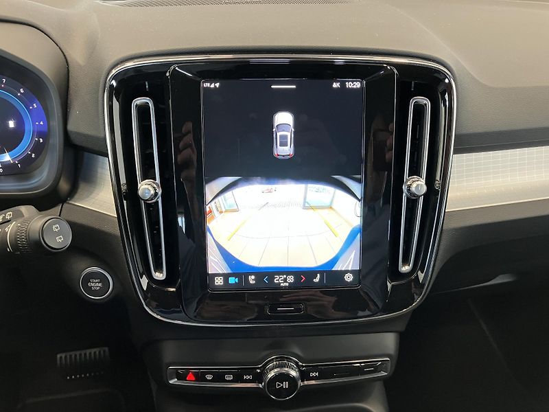 Volvo XC40 B3 FWD Plus Dark AT7 - fotka 27 z 40