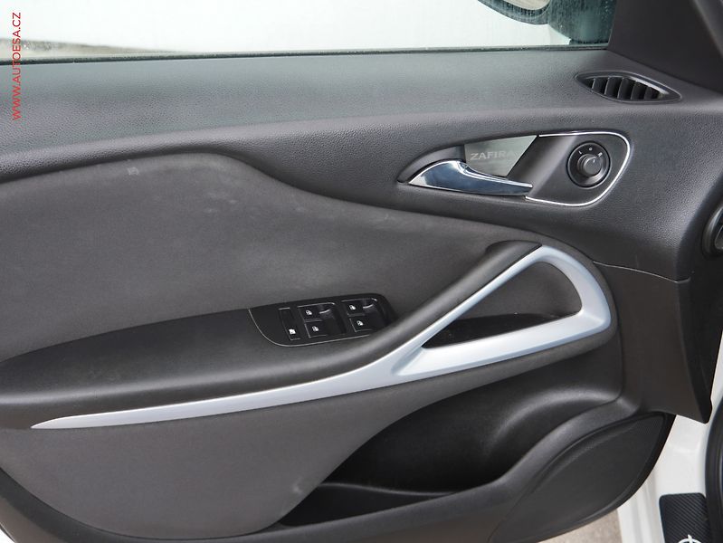 Opel Zafira (2016) 1.6 CDTi, AC, park.kamera - fotka 15 z 15