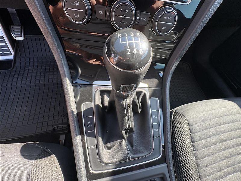 Volkswagen Golf 2,0 TDi 110kW Cup,Navi,Kamera - fotka 10 z 38