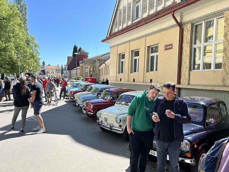 Kolonádu ovládla italská auta, na náměstí se dala ochutnat jihoevropská jídla.