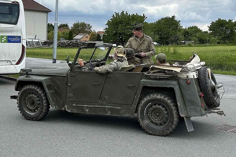 Veterány soutěžící o Zlomenou poloosu při své zastávce v Koutech.