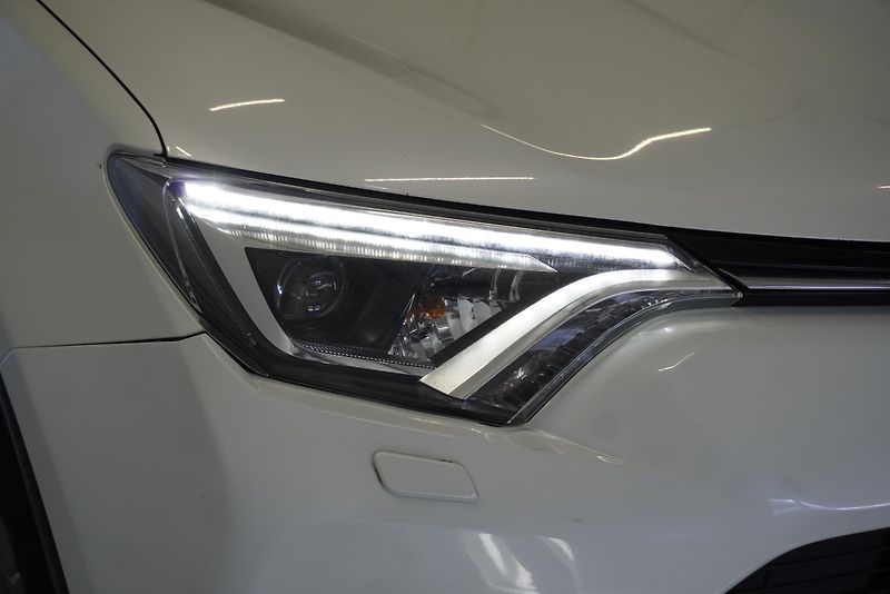 Toyota RAV4 2,5 HYBRID 4X2 AUT. - fotka 3 z 24
