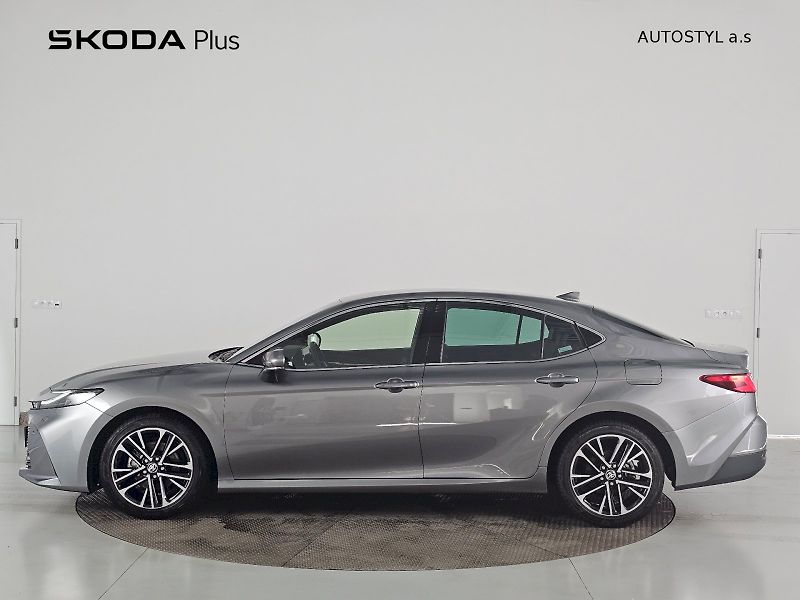 Toyota Camry (2025) 2.5 HEV CVT Prestige 230k - fotka 3 z 25