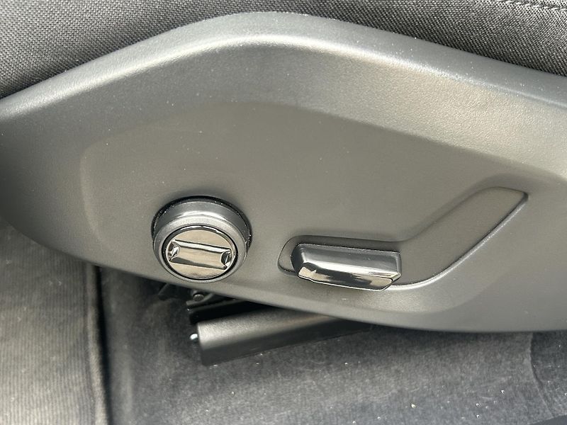 Volvo XC60 (2025) T6 RECHARGE PHEV 4WD ČR 1.maj  - fotka 28 z 46