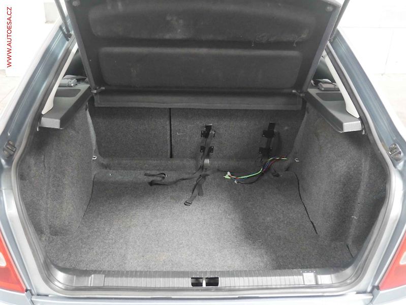 Škoda Octavia (2004) 1.6i, AC, park.asist - fotka 7 z 15