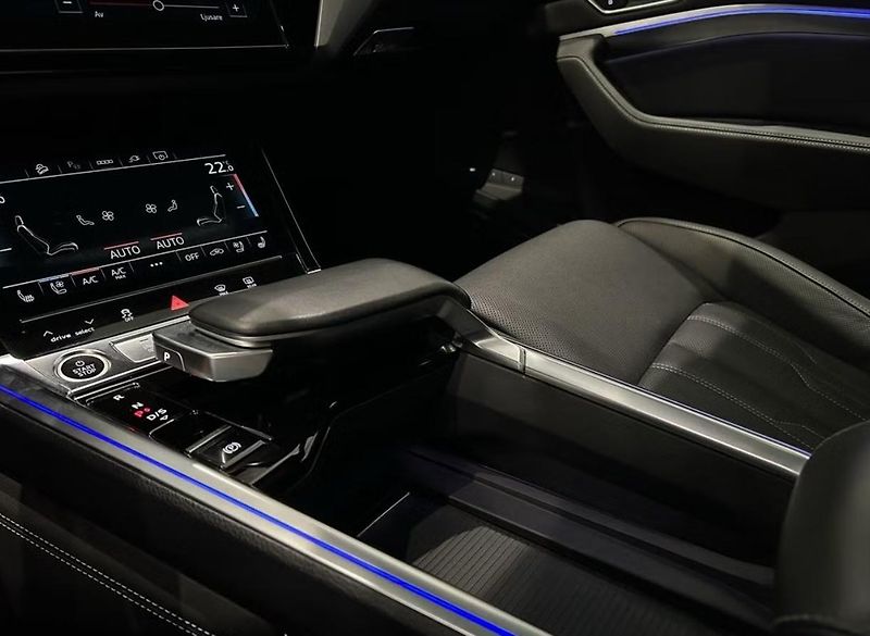 Audi Q8 e-tron 55 Q 360k Pano Tažné 4 zóny - fotka 19 z 19