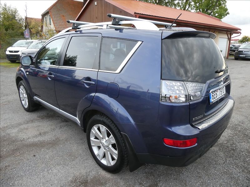 Mitsubishi Outlander 2,4 i 125kW 7.míst,4x4,automat - fotka 6 z 35