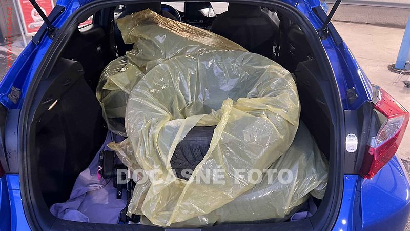 Toyota C-HR (2017) 1.2 Turbo, 1.maj,ČR, Active - fotka 4 z 4