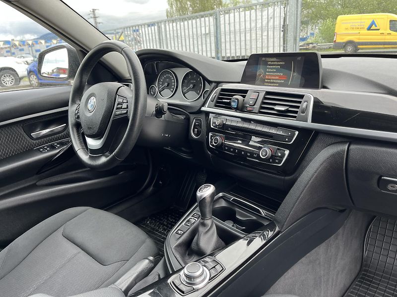 BMW Řada 3 (2016) 320d xDrive - fotka 12 z 14