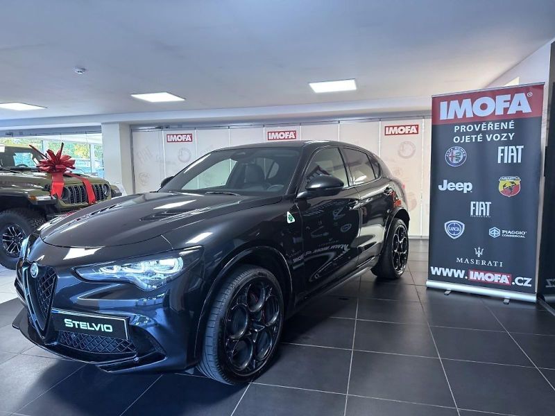 Alfa Romeo Stelvio (2025) 2.9 V6 BiTurbo 520k QV Carbon - fotka 3 z 28