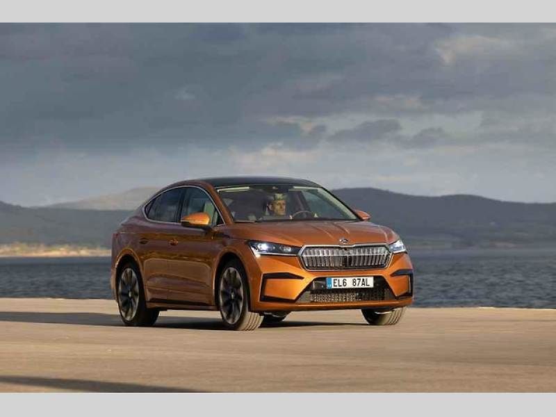 Plně elektrické SUV Škoda Enyaq Coupé iV (na snímku) se představilo v roce 2022 a vzbudilo u zákazníků velký zájem. Automobilka zrychluje svoji elektrickou ofenzivu: do roku 2026 představí tři zcela nové elektrické modely a další budou následovat.