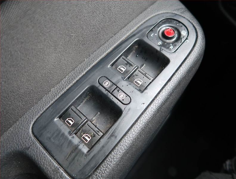 Volkswagen Sharan (2013) 2.0 TDI, Automat, Xenony - fotka 15 z 19