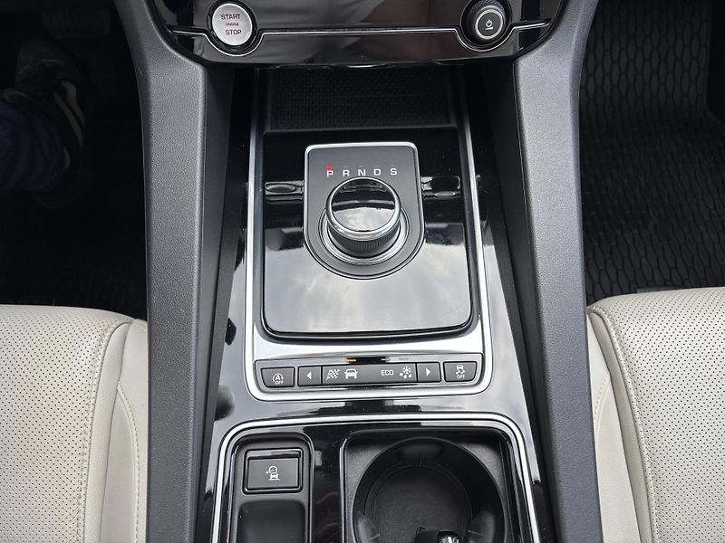 Jaguar F-Pace (2017) 2.0 AWD, 132kW,1.majitel, DPH - fotka 20 z 24