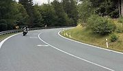 Elipsy na silnici mají pomoci najít motorkářům bezpečnou trajektorii jízdy.