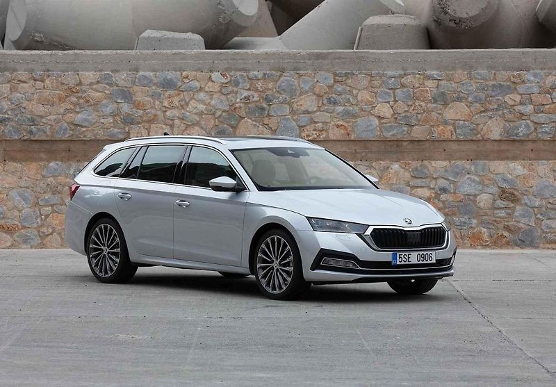 Dvě výkonné motory pod kapotou má čím dál více vozů