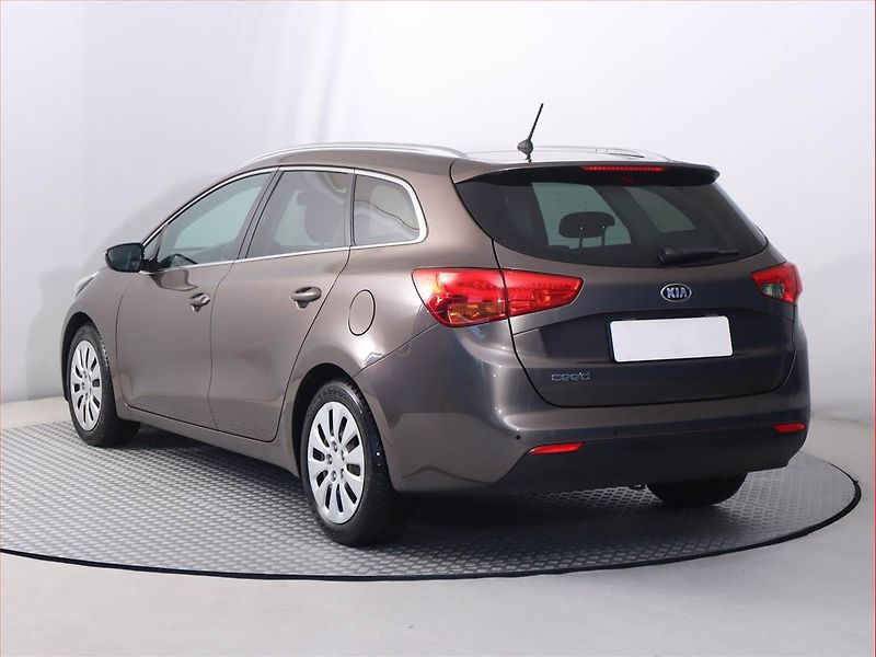 Kia Ceed (2015) 1.6 GDI, Serv.kniha, Tempomat - fotka 4 z 16