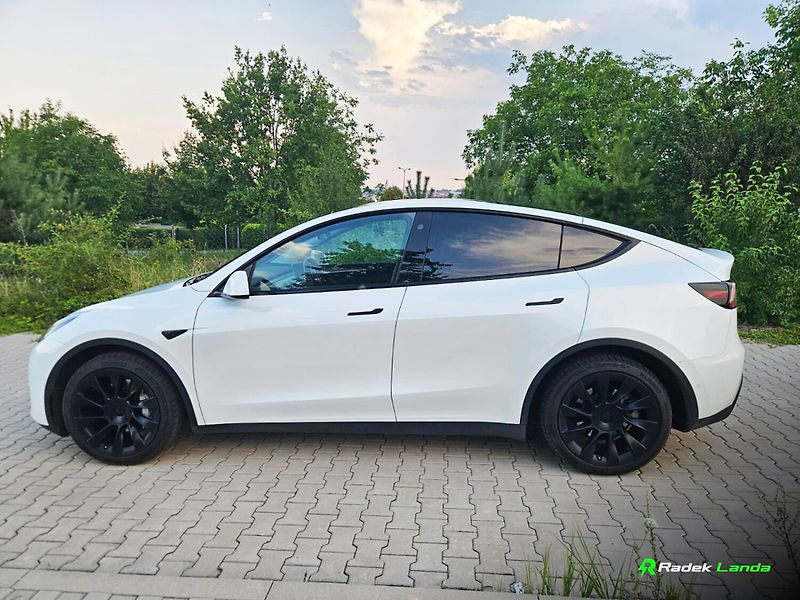 Tesla Model Y (2022) Dual Motor 4×4 (378 kW) - fotka 7 z 13