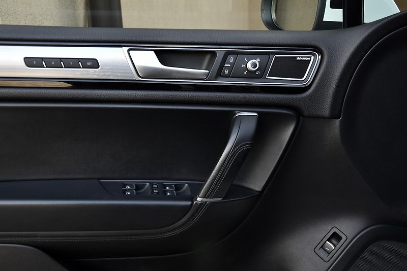 Volkswagen Touareg 3.0 TDi V6 DSG 4M,R-LINE,FACE - fotka 11 z 50