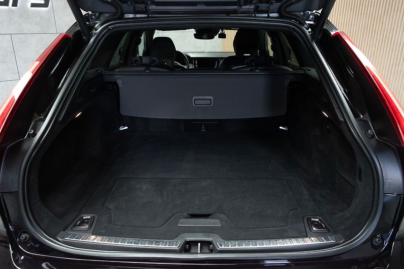 Volvo V90 D5 AWD R-DESIGN*HARMAN/KARDON* - fotka 38 z 42