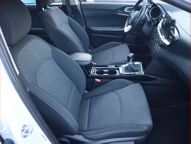 Kia Ceed (2019) 1.6 CRDi, Serv.kniha, Navi - fotka 9 z 19