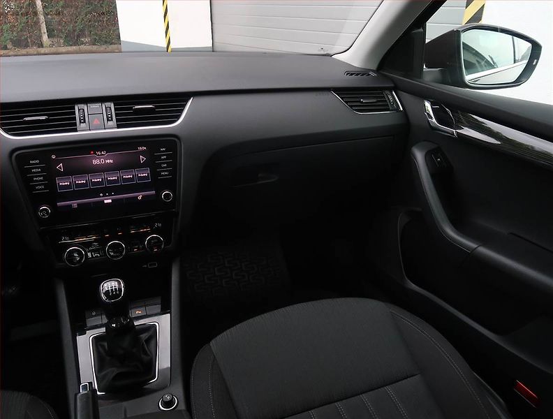 Škoda Octavia (2019) Style 1.5 TSI, Navi, Tempomat - fotka 8 z 18