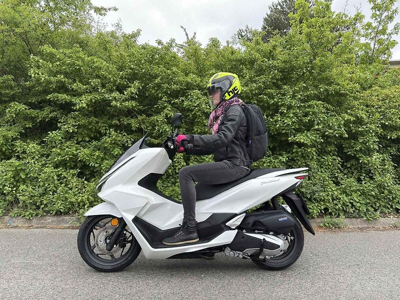 V loňském roce prošla Honda PCX modernizací, vylepšila motor, brzdy i kapotáž.
