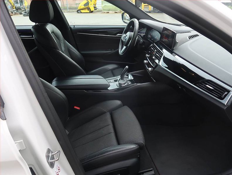 BMW Řada 5 (2019) Sport Line 530d xDrive - fotka 9 z 26