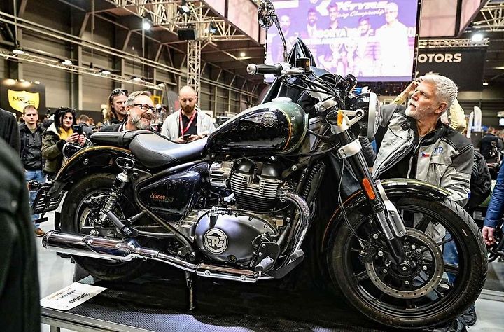 Prezident Petr Pavel (vpravo) odhaluje motocykl značky Royal Enfield na mezinárodním veletrhu motocyklů v Praze v roce 2013