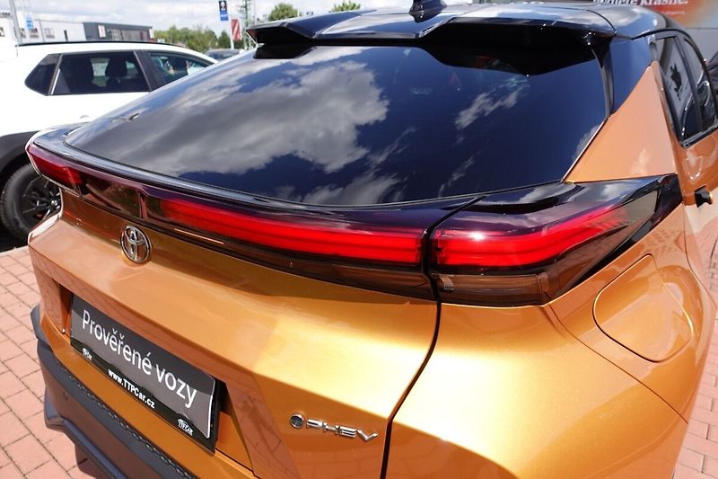 Toyota C-HR 2,0 PHEV Plug-in Style bi-tone - fotka 32 z 33