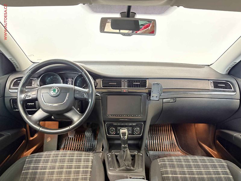 Škoda Superb (2012) 2.0 TDi, Ambition, xenon - fotka 8 z 15
