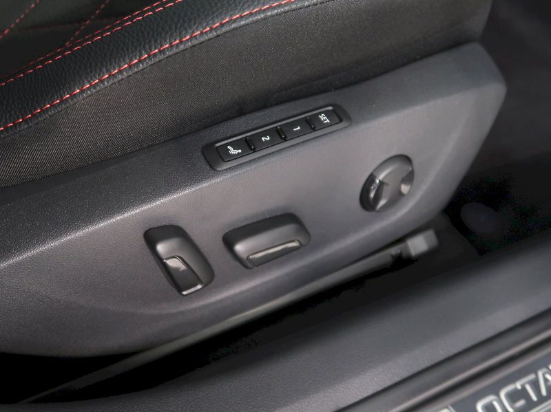 Škoda Octavia (2026) RS 2.0TSI 195KW DSG TAŽNÉ PANO - fotka 42 z 48