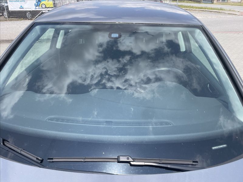 Volkswagen Golf 1,4 MPi 59kw Klima ESP - fotka 22 z 28