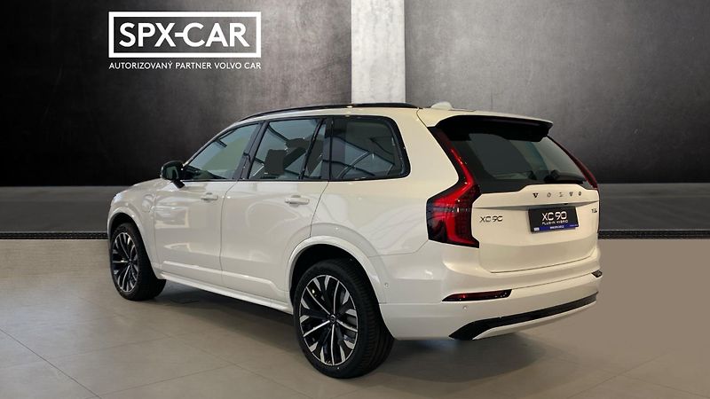 Volvo XC90 (2026) ULTRA DARK, B5 AWD, 184+10 kW - fotka 4 z 12