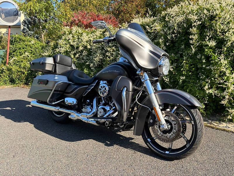 Harley-Davidson FLHX Street Glide (2012) - fotka 1 z 17