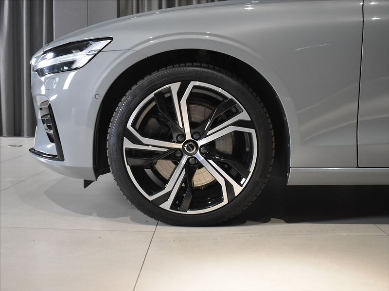 Volvo S60 2,0 B5 AWD Ultimate Panorama - fotka 7 z 23