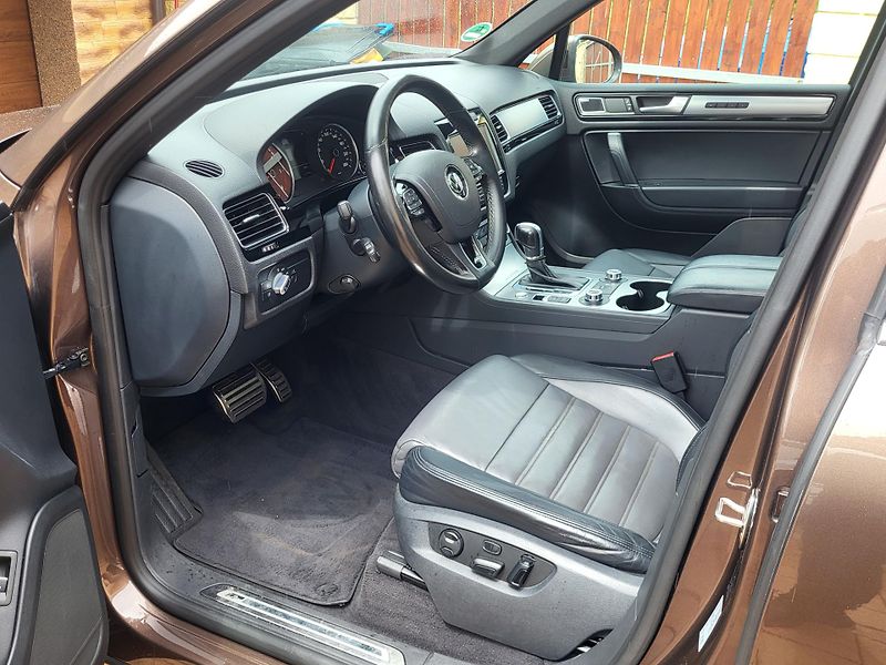 Volkswagen Touareg (2014) 4.2TDi V8 250KW*R-LINE*PANORAM - fotka 12 z 55