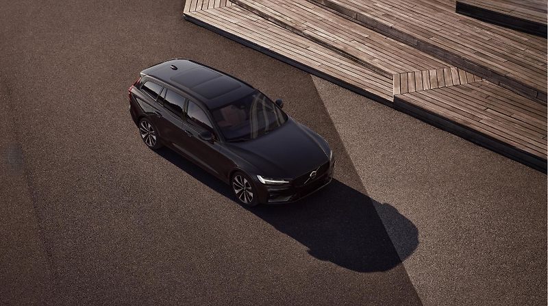 Volvo V60 (2026) B4 PLUS DARK AUT - fotka 13 z 19