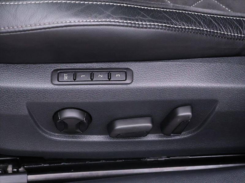 Škoda Superb 2,0 TDI 110kW SportLine Combi - fotka 14 z 38