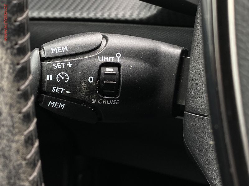 Peugeot 2008 (2020) 1.2PT, Allure, LED, navi - fotka 13 z 17