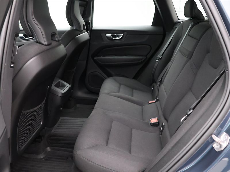 Volvo XC60 2,0 B4 145KW AWD MOMENTUM - fotka 15 z 40