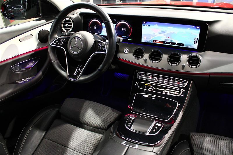 Mercedes-Benz Třídy E 300d 4MATIC DIS+ / 360° / NezT - fotka 12 z 27