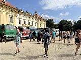 Historické autobusy se sjely do Slavkova. Obdivovali je lidé v zámeckém parku.